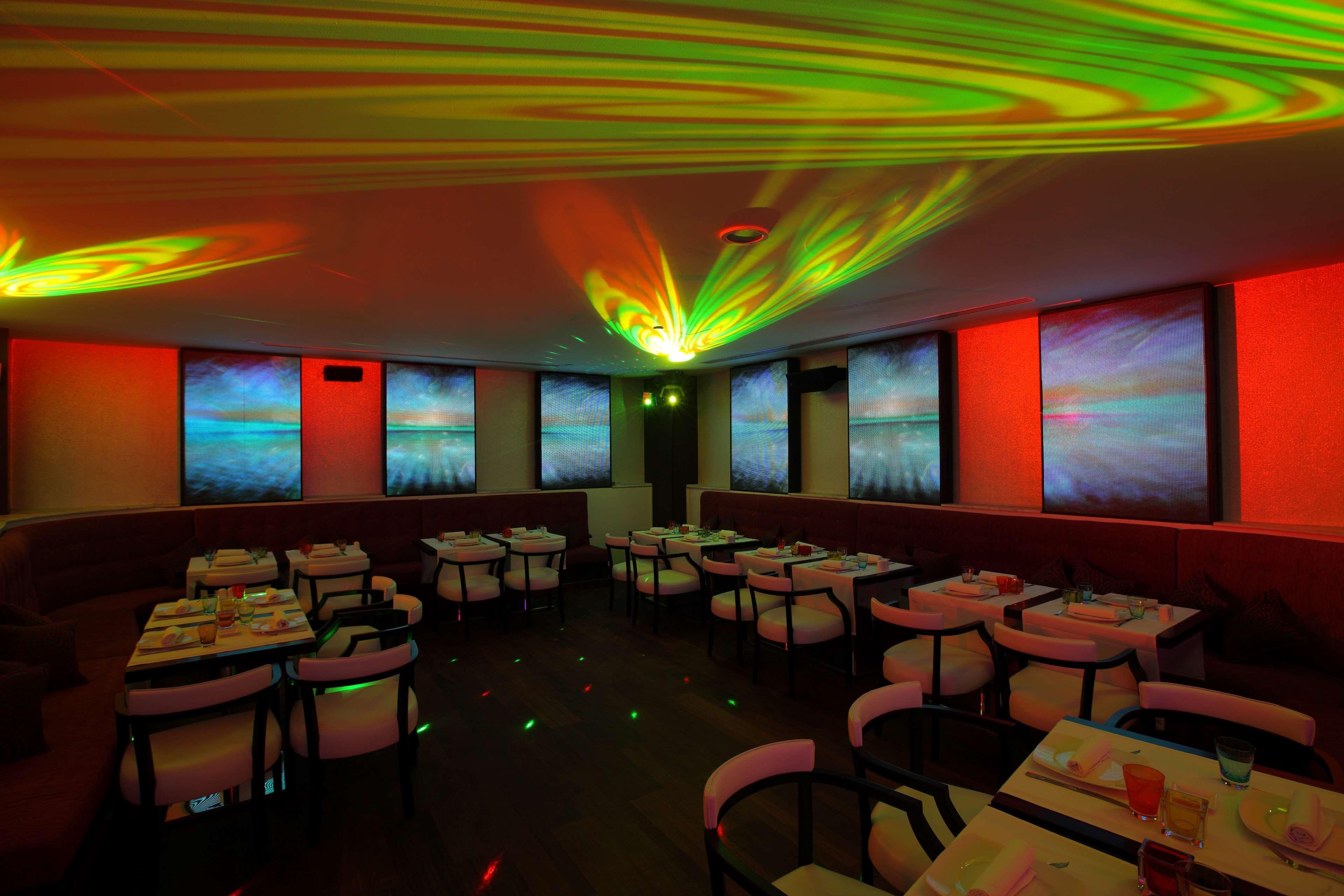 Hilton Alexandria Corniche Hotel Extérieur photo Laser light show at a restaurant