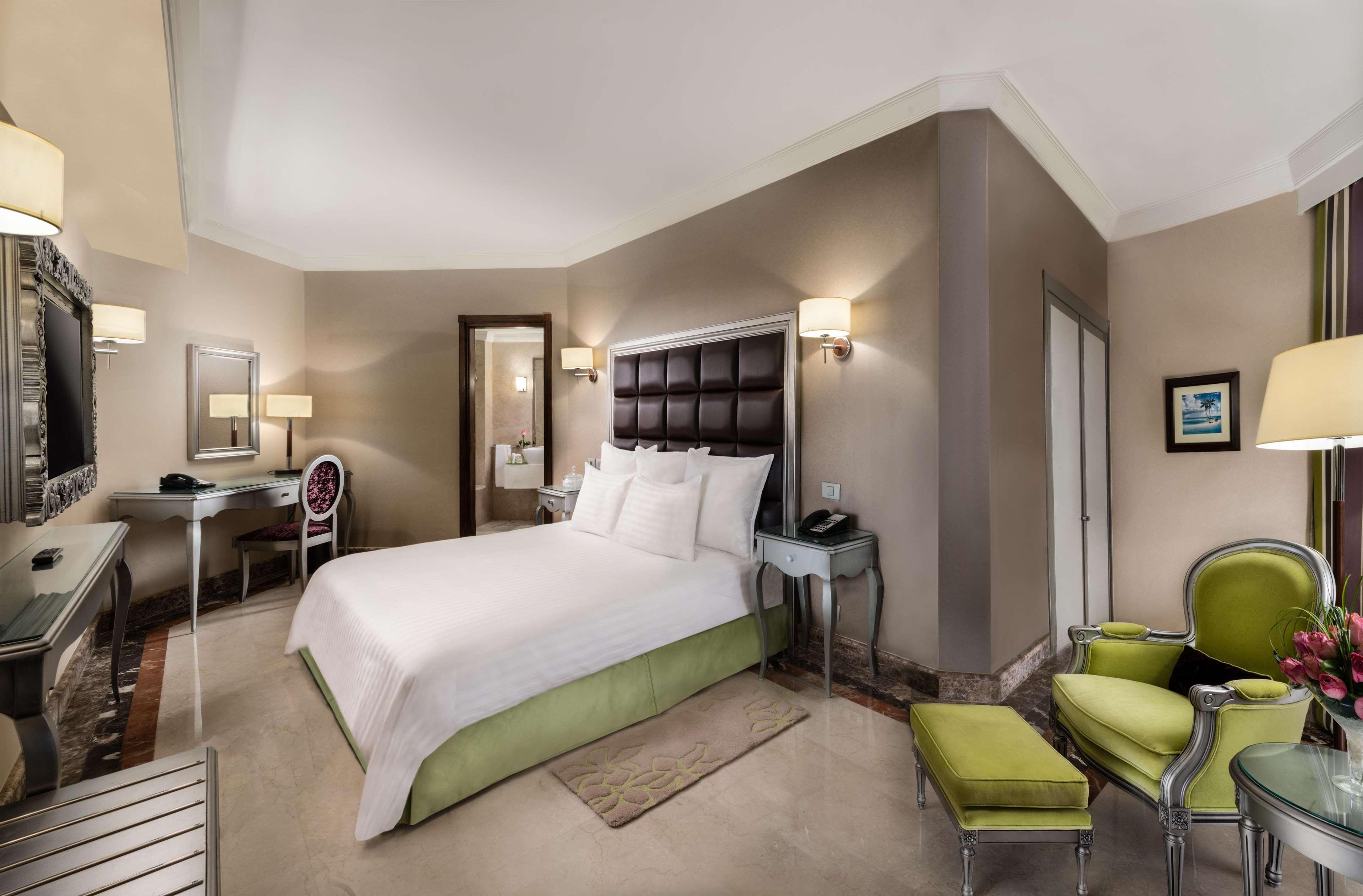 Hilton Alexandria Corniche Hotel Extérieur photo A room at the hotel