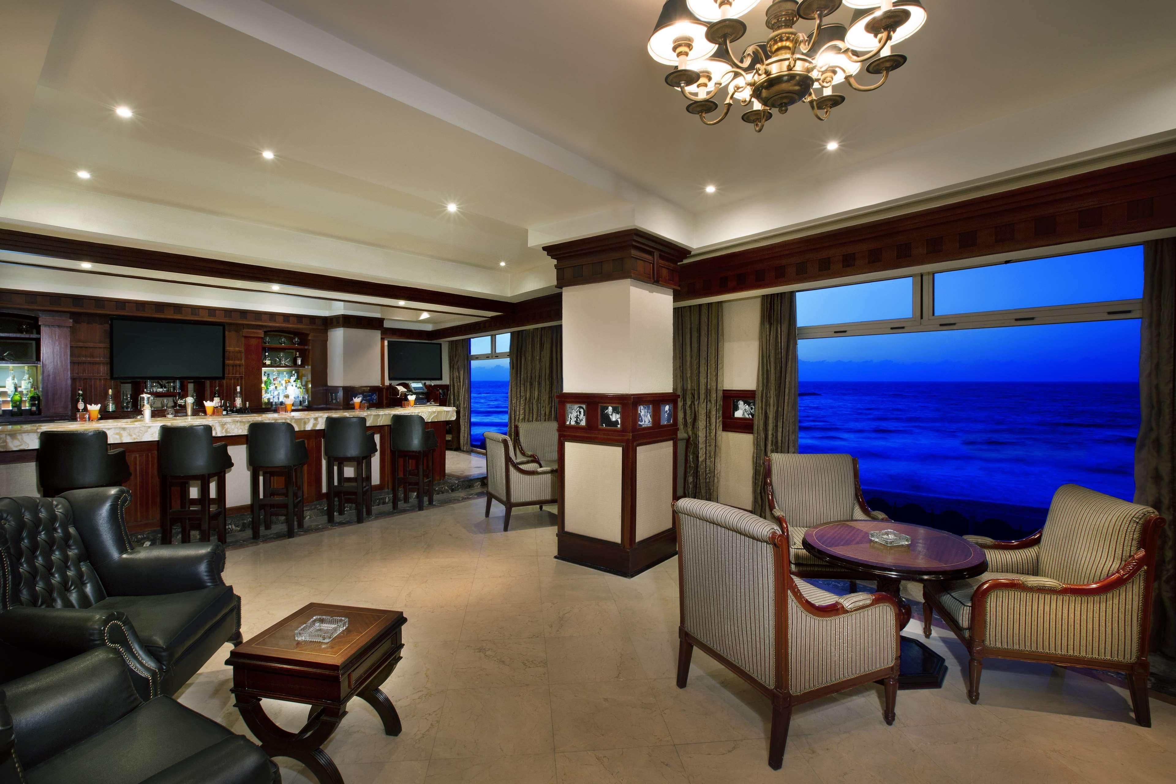 Hilton Alexandria Corniche Hotel Extérieur photo The Club Lounge at the airport