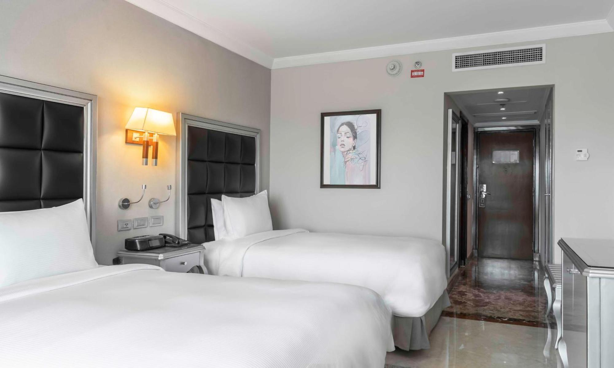 Hilton Alexandria Corniche Hotel Extérieur photo A room at the hotel