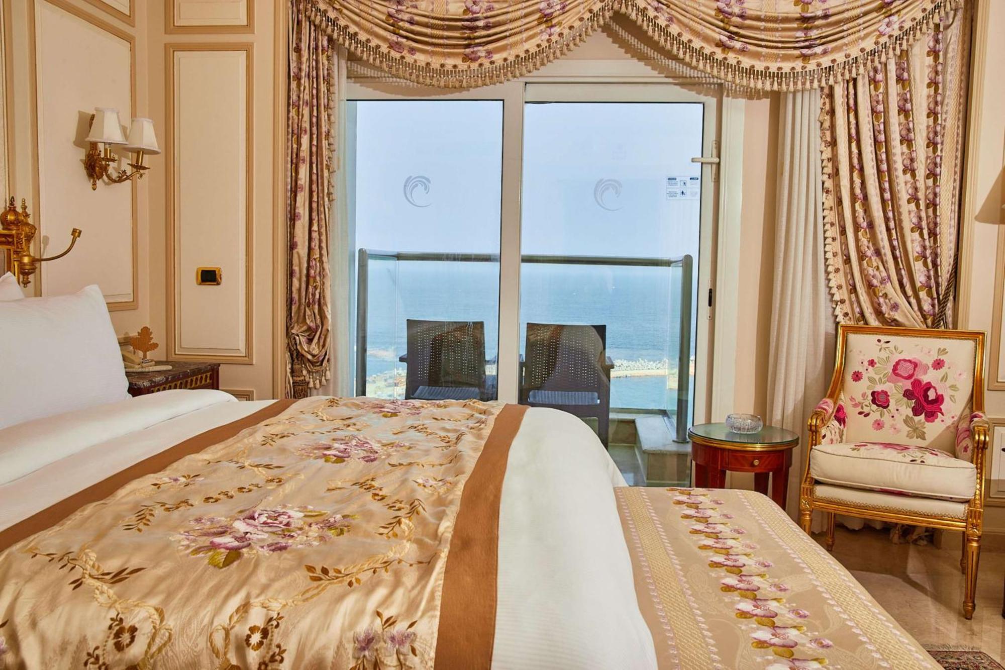Hilton Alexandria Corniche Hotel Extérieur photo A bedroom in the hotel