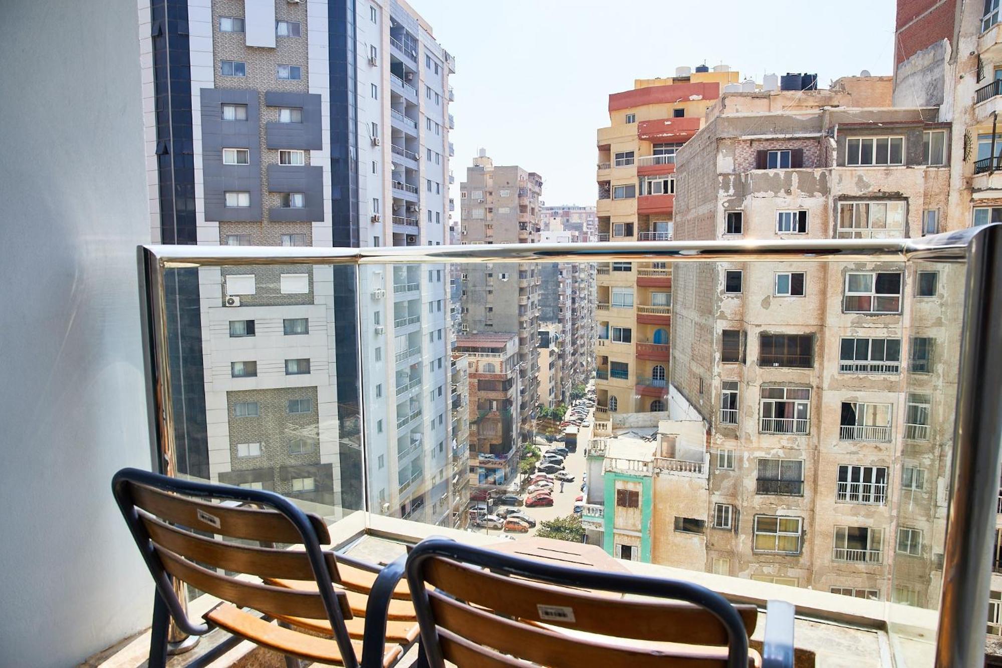 Hilton Alexandria Corniche Hotel Extérieur photo A balcony in Cairo, Egypt
