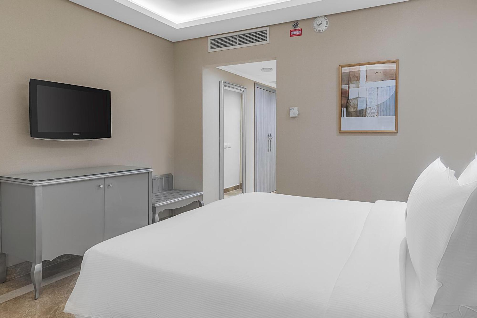 Hilton Alexandria Corniche Hotel Extérieur photo A room at the hotel
