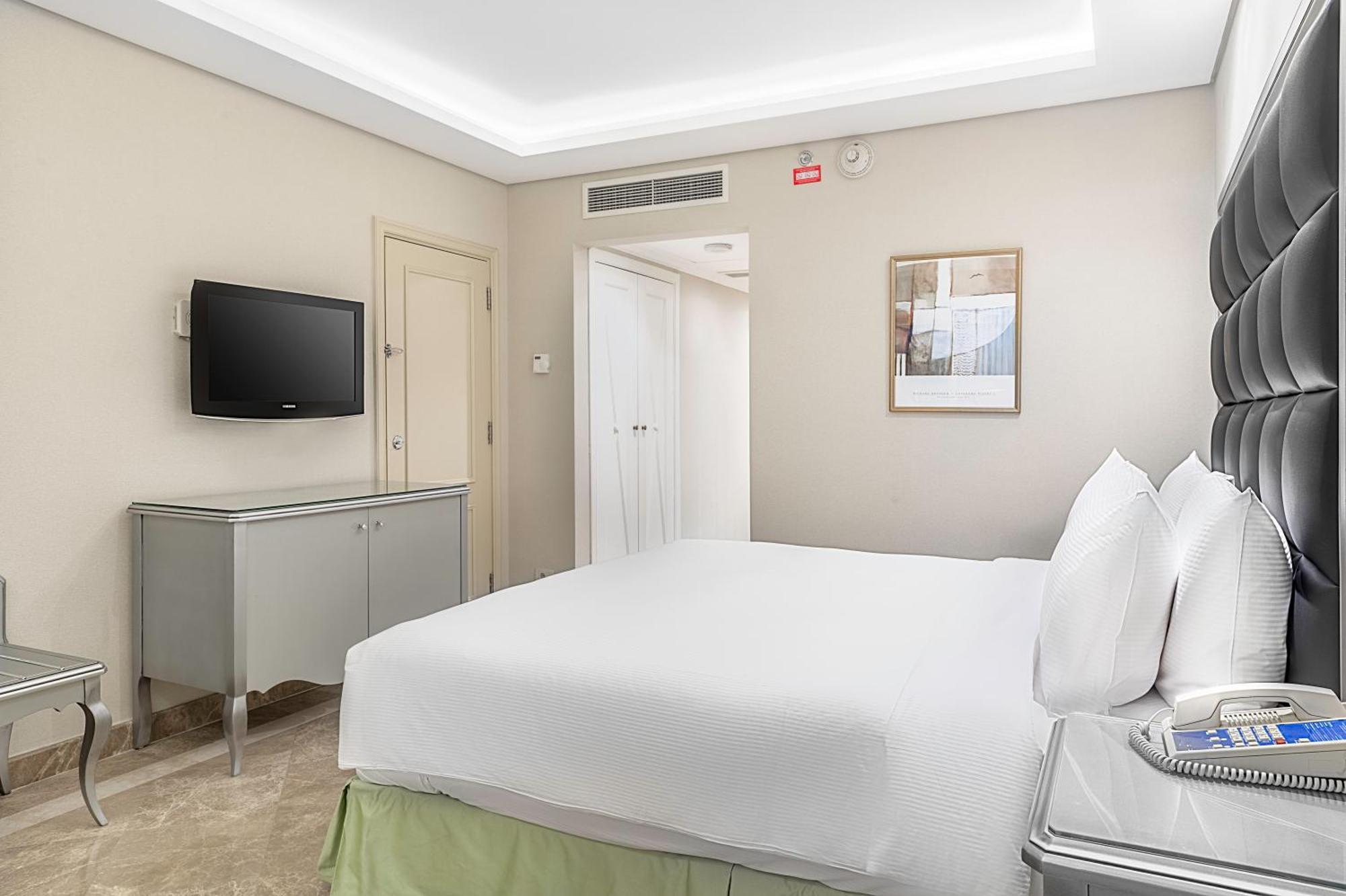Hilton Alexandria Corniche Hotel Extérieur photo A bedroom at the hotel
